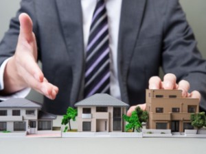 Каковы преимущества работы с офисом недвижимости при продаже квартиры?