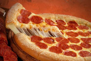 Пицца пепперони   вкусный деликатес с колбасой