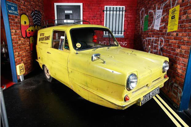 На фотографії зображений триколісний автомобіль Reliant Regal братів Троттер з серіалу «Тільки дурні і коні»